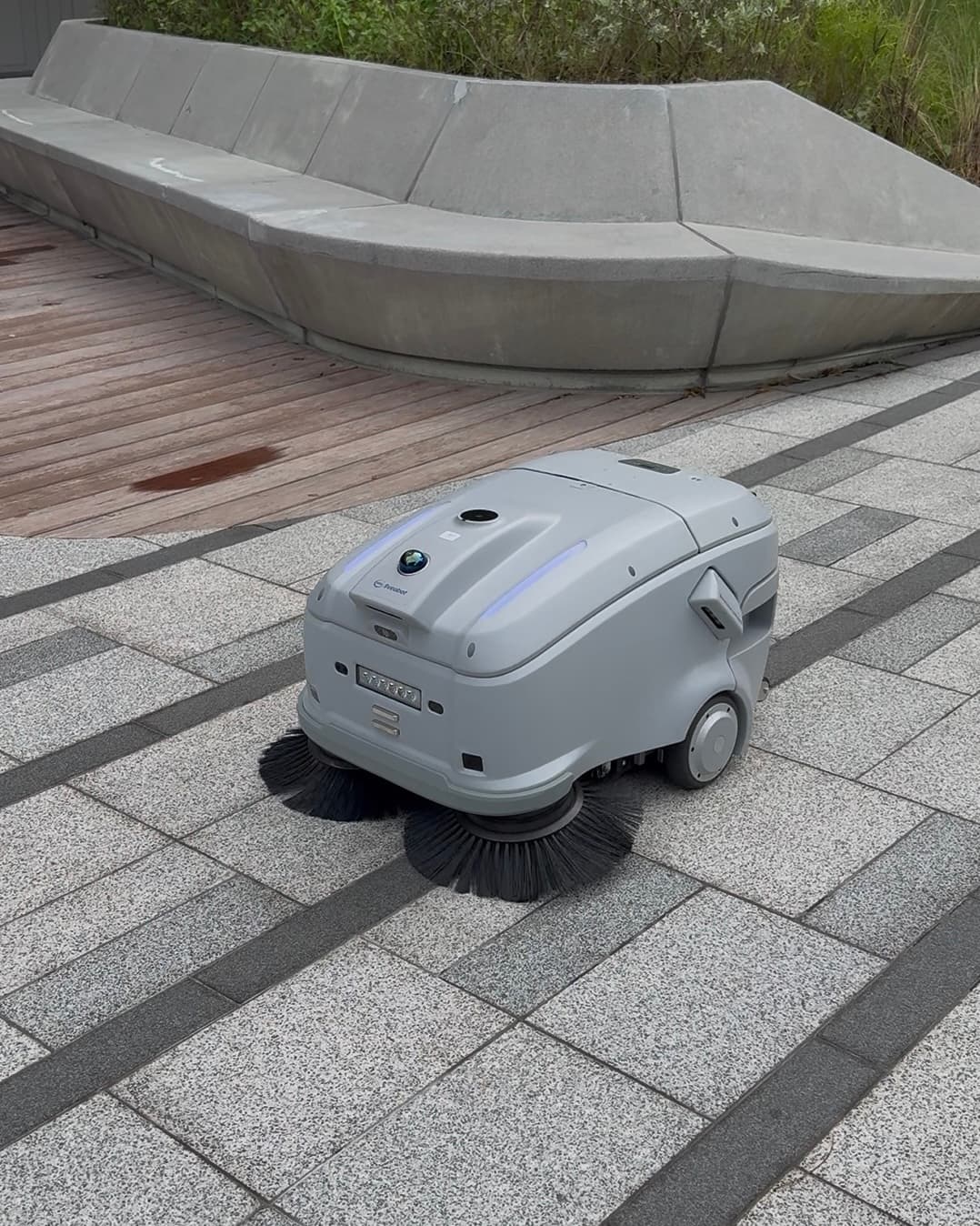 Sveabot V100 autonomous sweeping robot